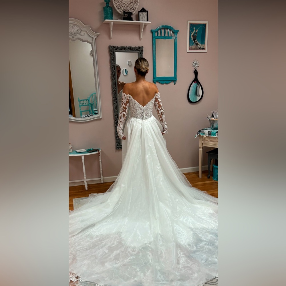Tulle overskirt with hook clasps